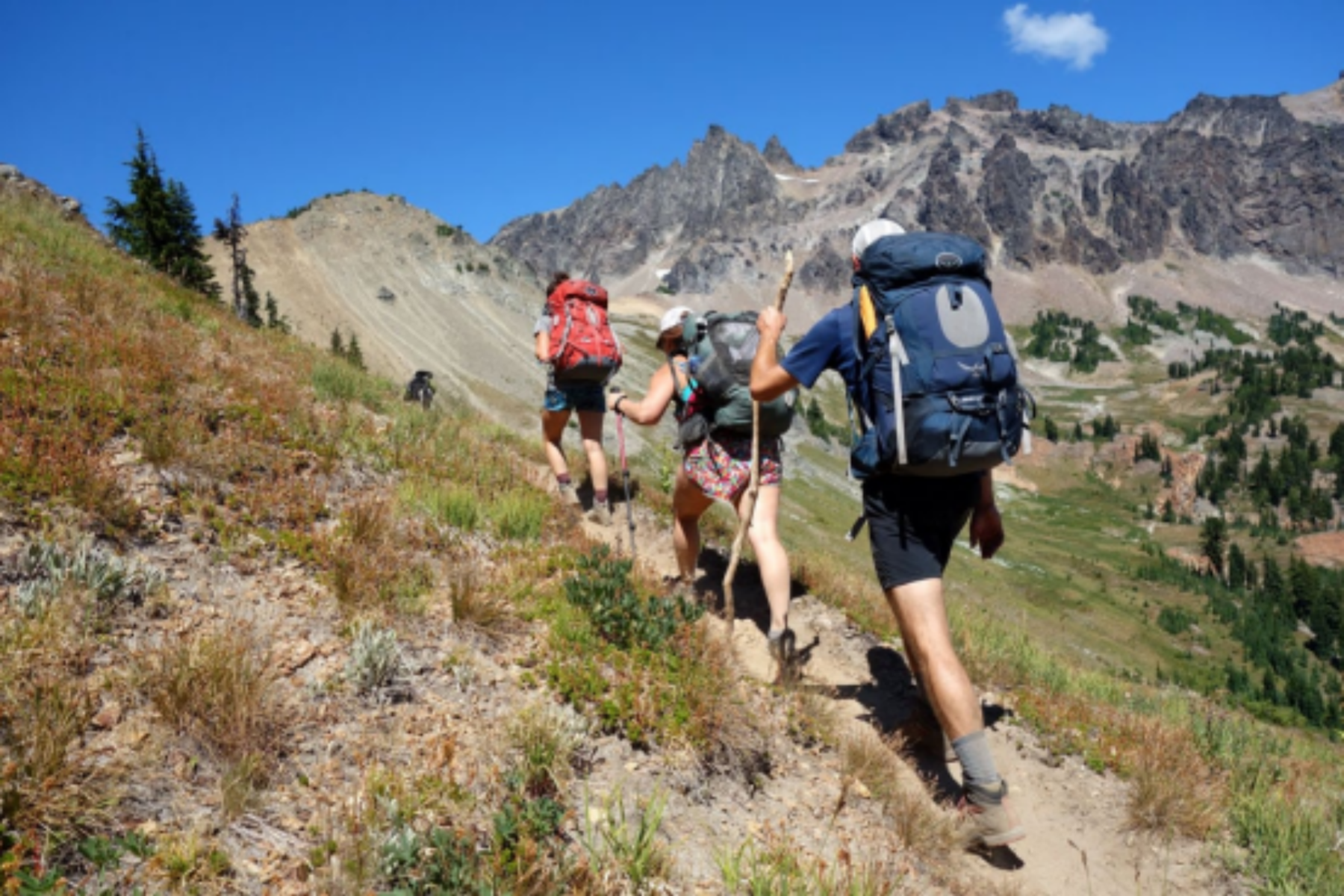 What to Wear for Hiking Through Mountains and Valleys